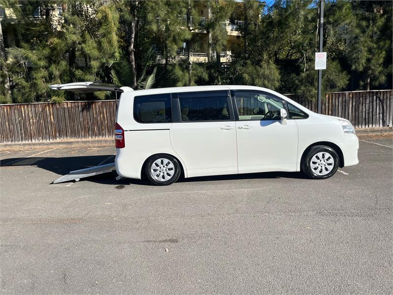 2012 Toyota Noah Van ZZR70G